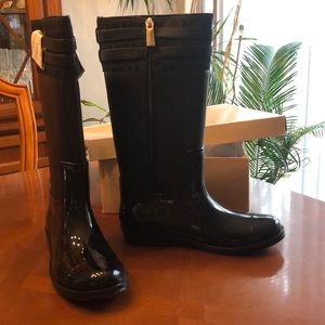 MICHAEL KORS DELLA RAIN BOOT, Black, Sz 5